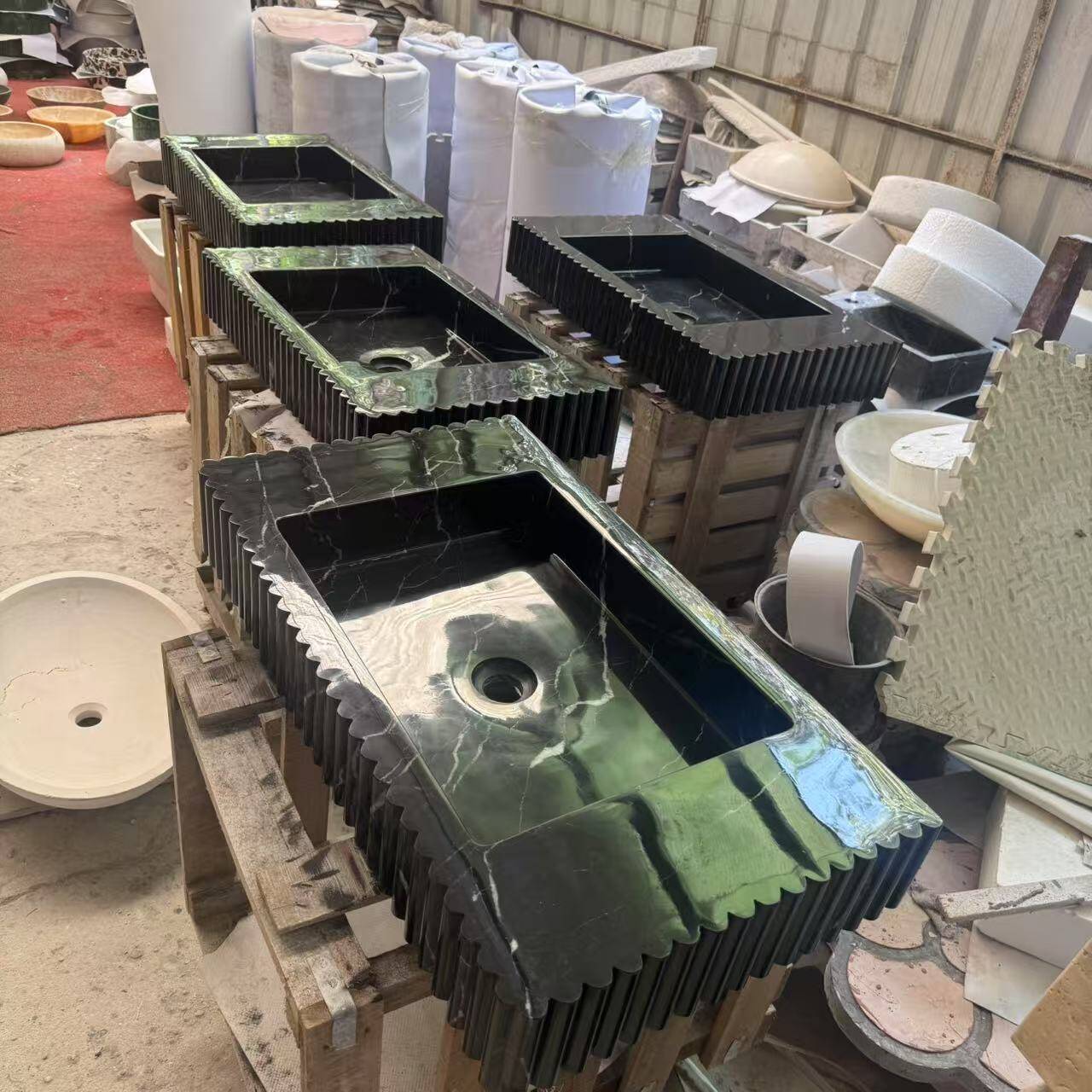 Meuble vasque suspendu en marbre noir Marquina