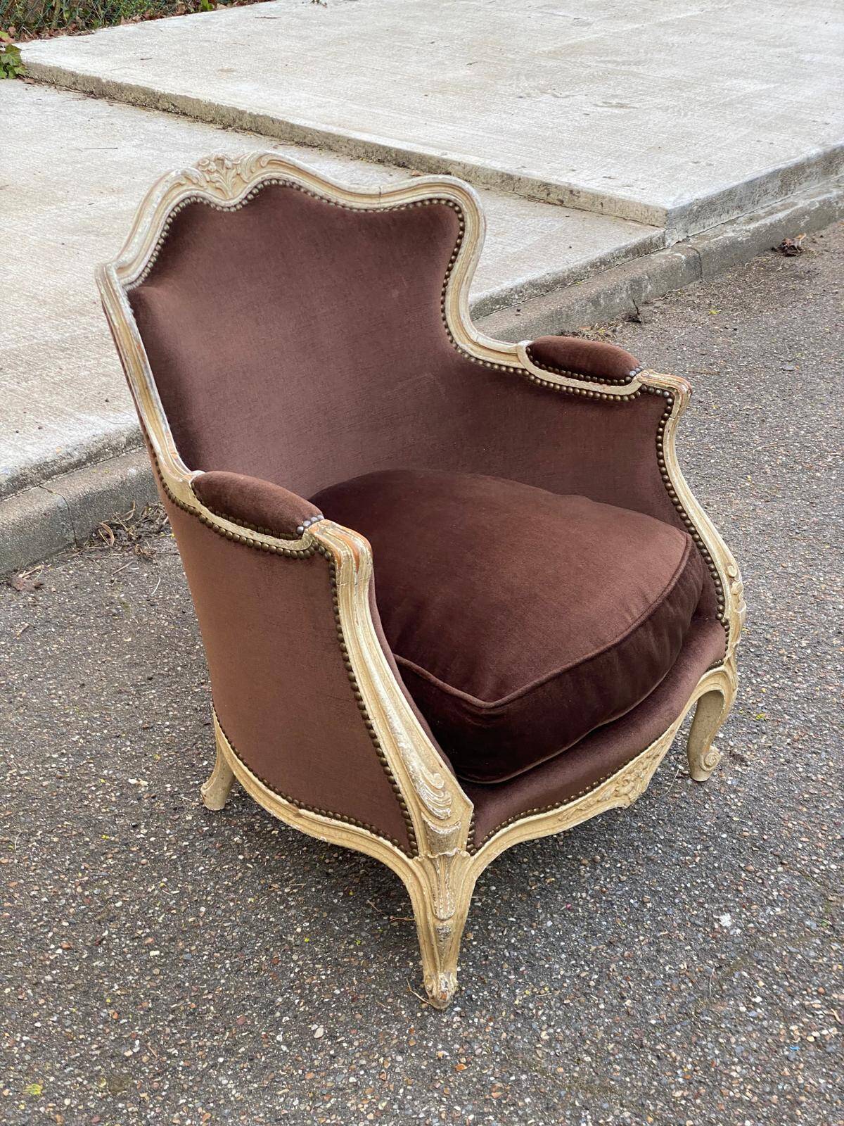 Fauteuil cabriolet Louis XV en bois massif beige et tissu velours marron