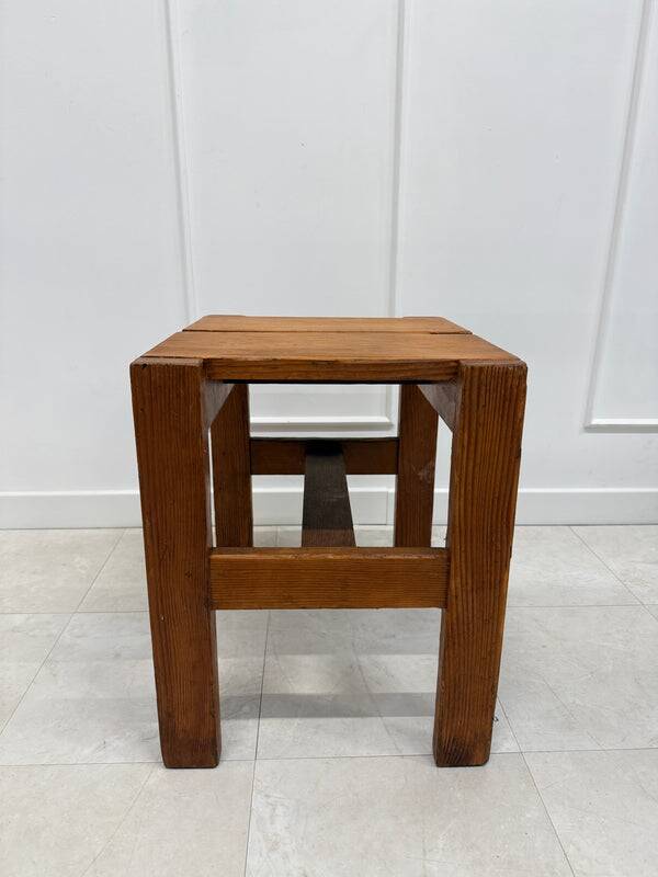 Tabouret brutaliste en pin