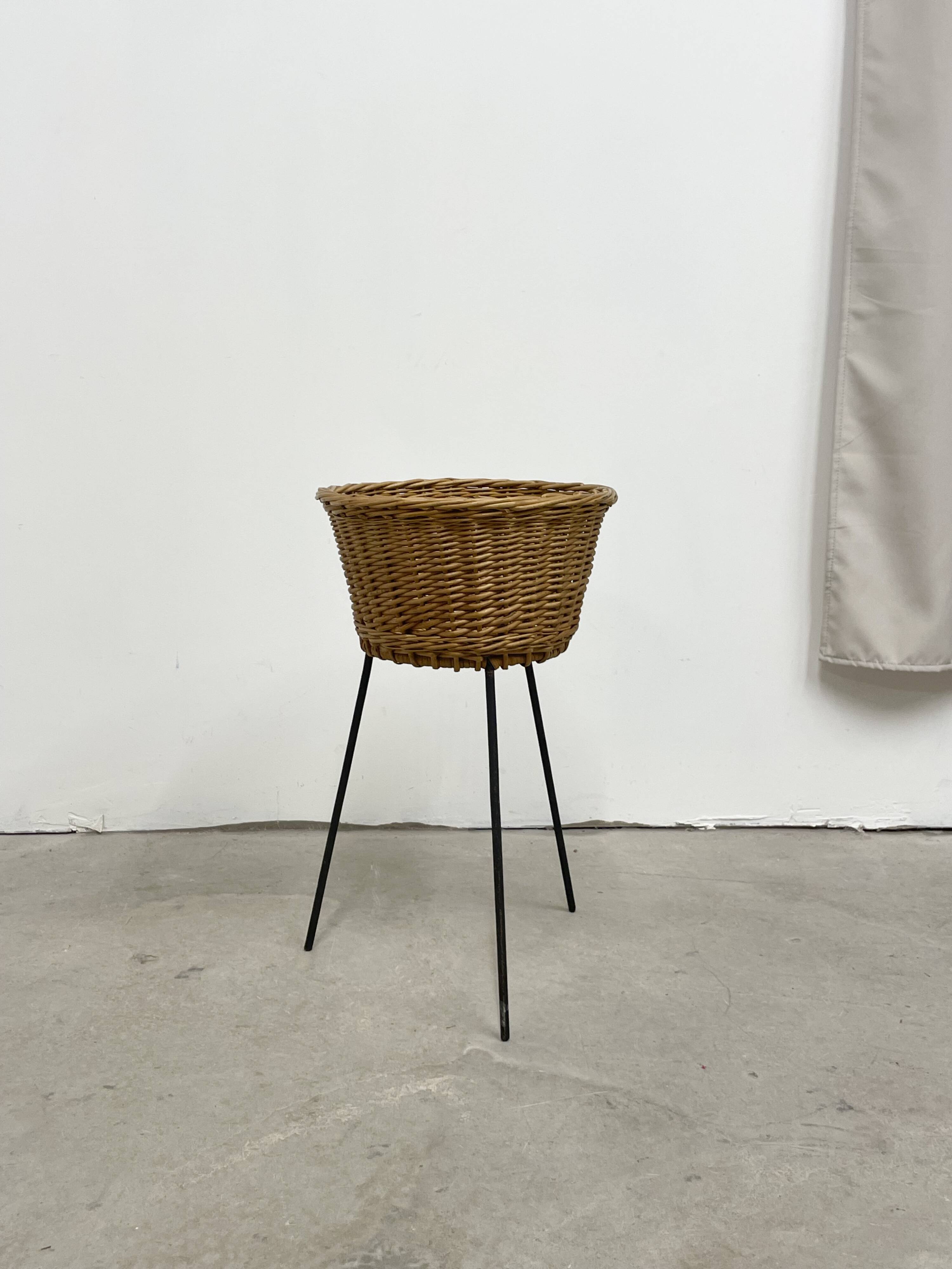Small basket from the 1950s-1960s.