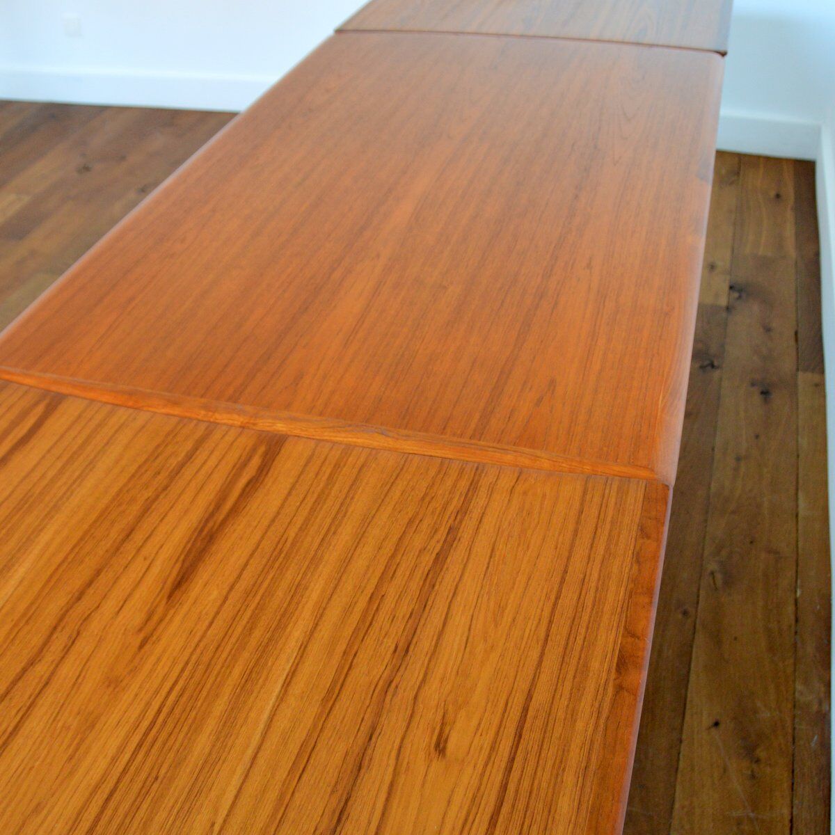 Scandinavian dining table with 1960s extensions (6 to 12 people)