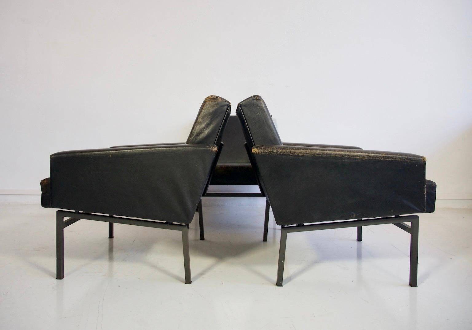 Ensemble de trois fauteuils minimalistes en cuir par COR