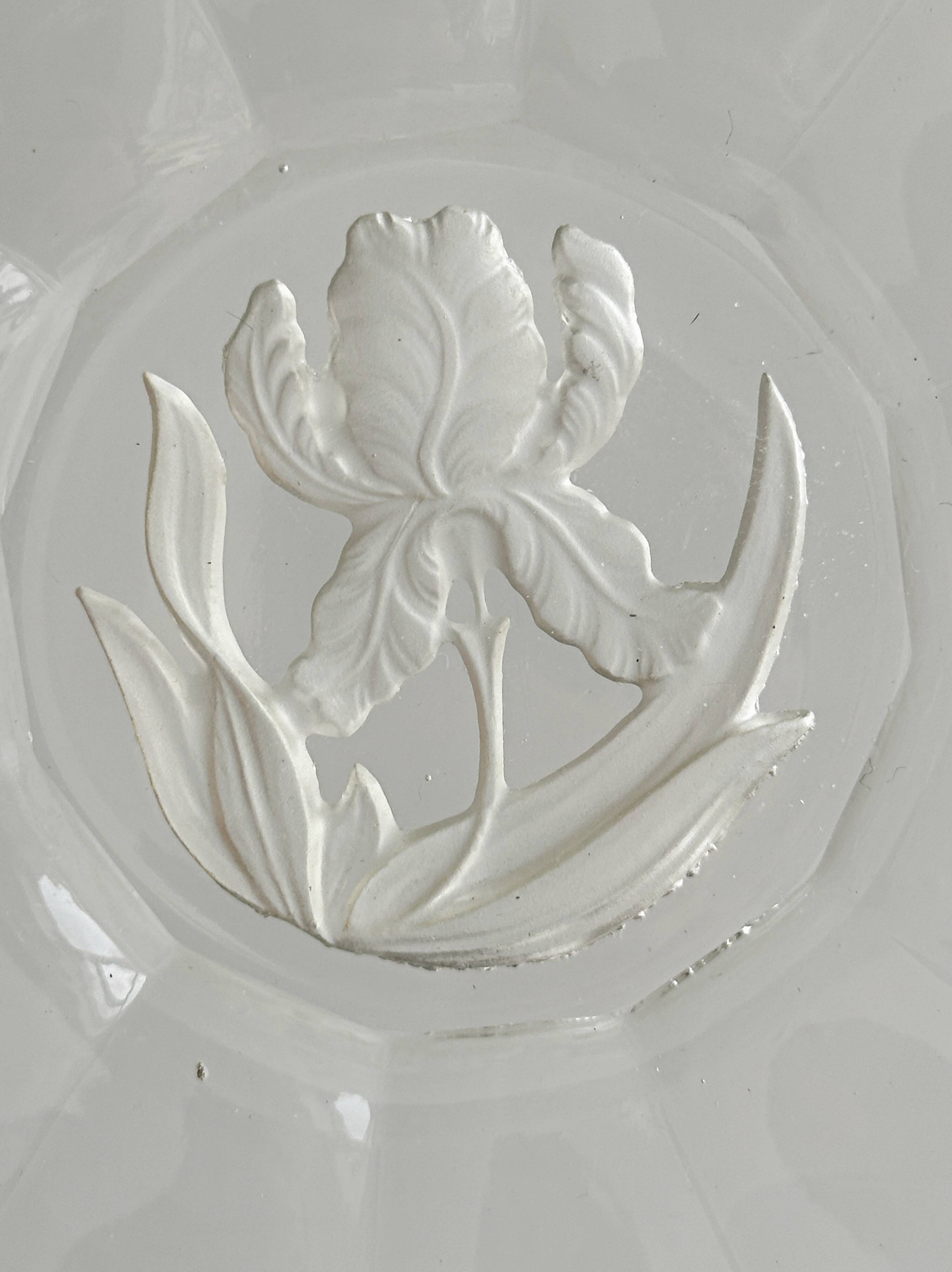 Set of 6 dessert plates, transparent glass with engraved flower pattern.
