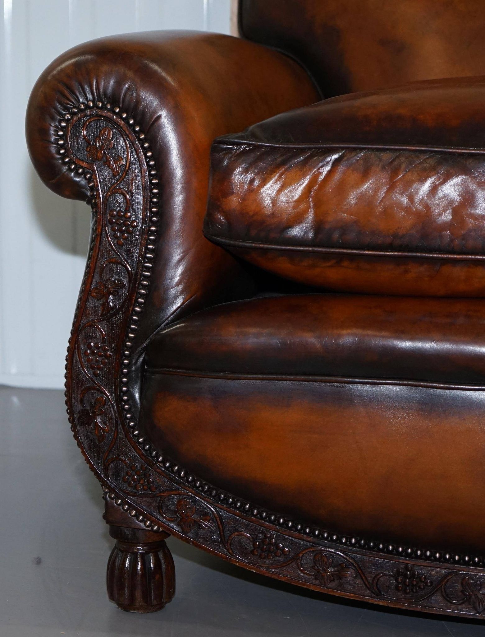 Two-seater canapé in aged leather, Victorian style.