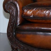 Two-seater canapé in aged leather, Victorian style.