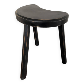Bean-shaped tripod stool