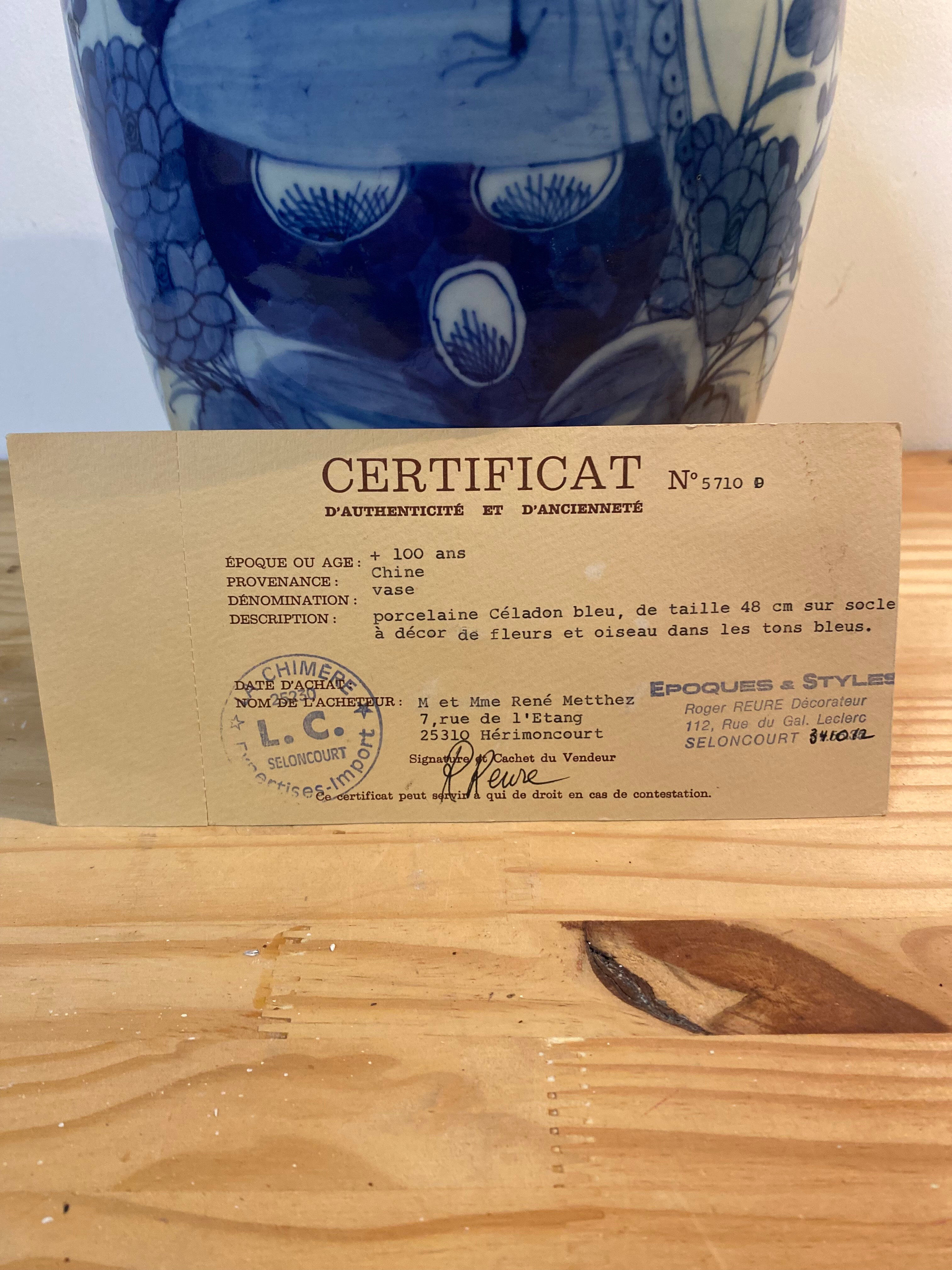 Baluster vase in Chinese porcelain with cobalt blue floral decoration.