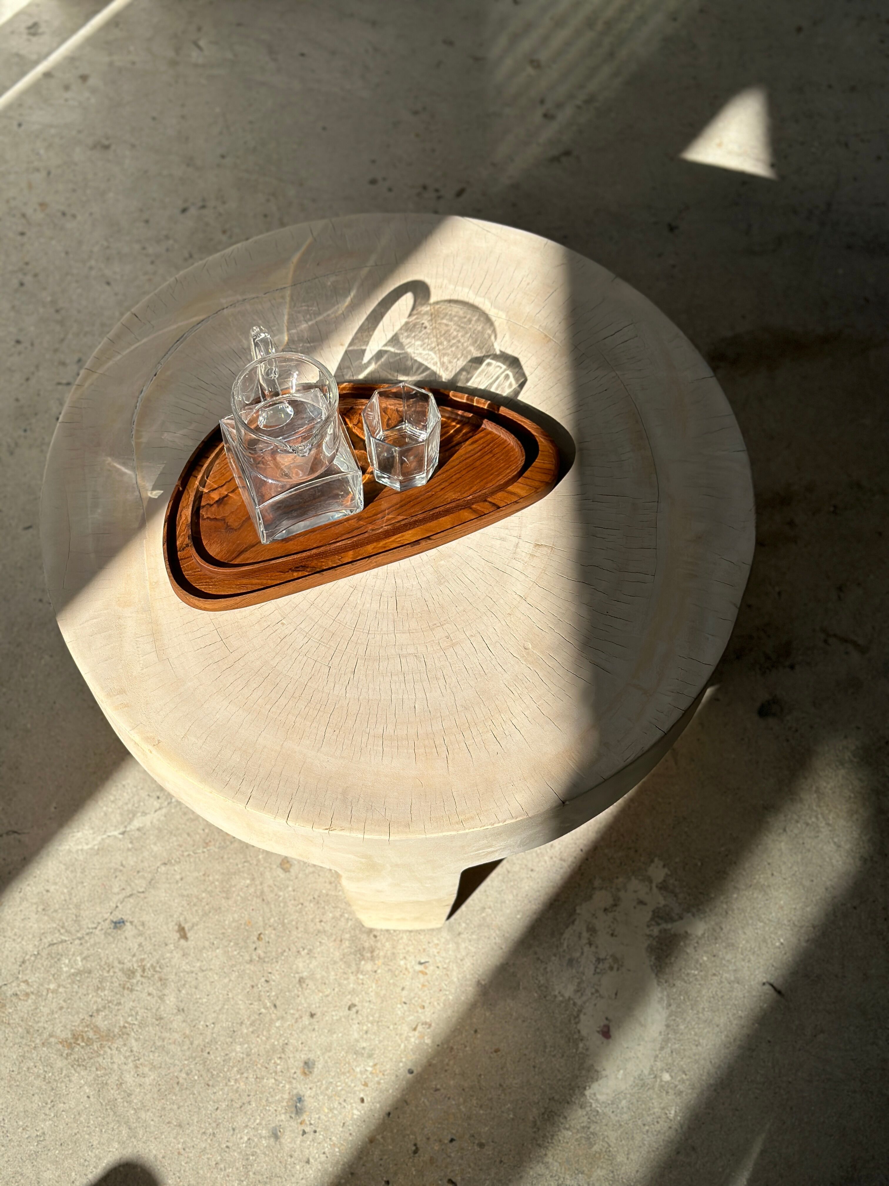 Trio de plateaux ou coupelles de forme triangulaire arrondi en teck monoxyle