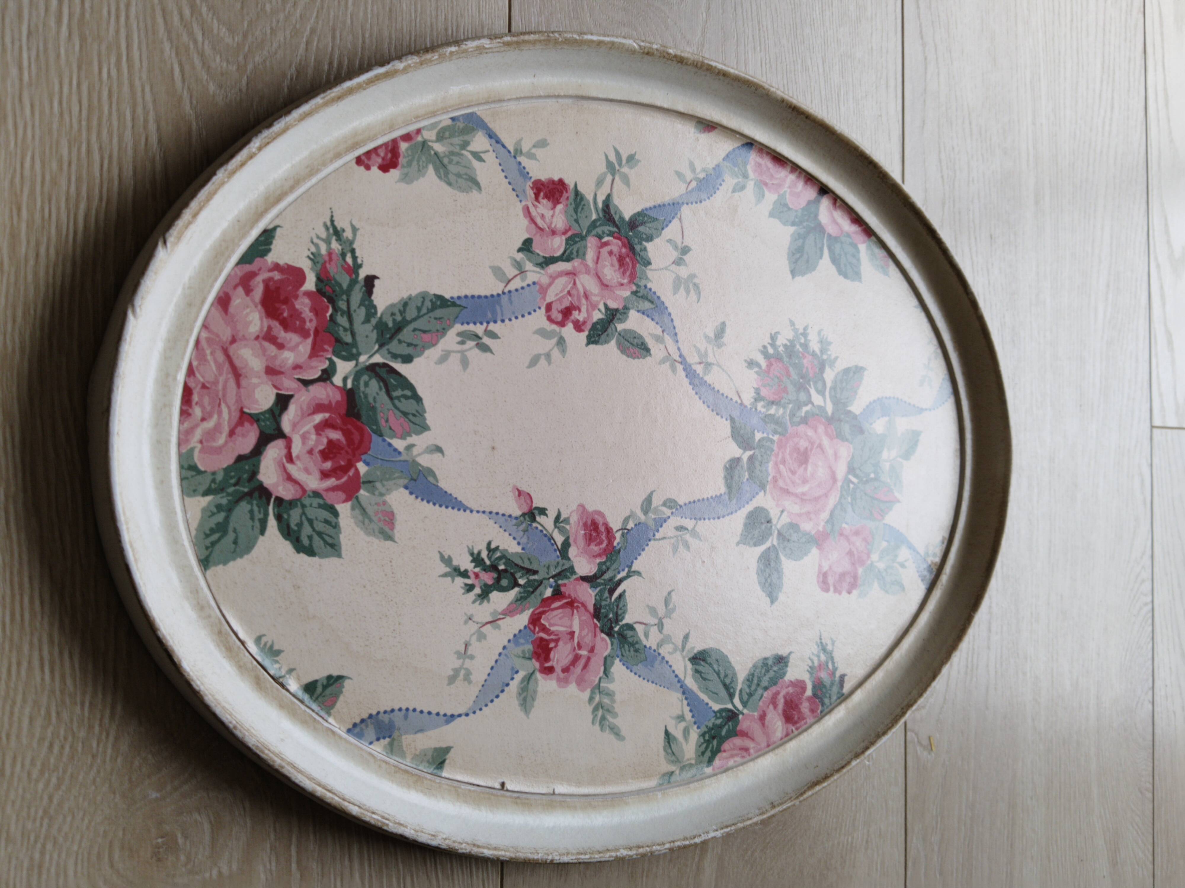 Oval resin tray with rose and ribbon pattern