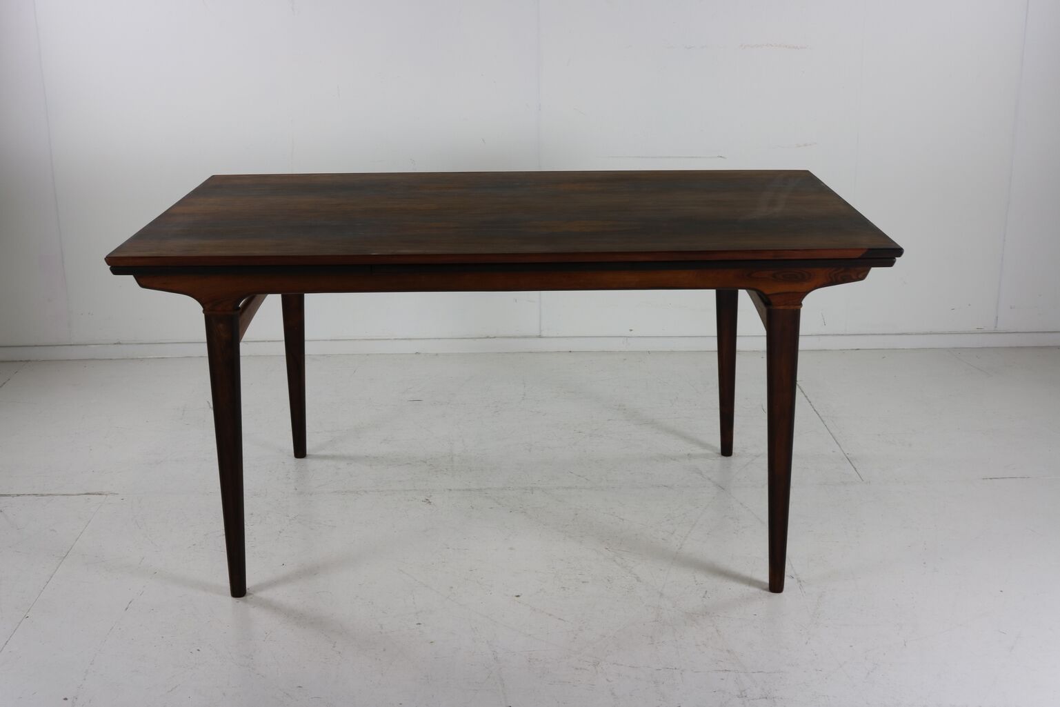 Sixties beautiful grained rosewood dining table by Denmark Sixties beautiful grained rosewood dinin