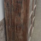 Armoire ancienne vitrée en bois avec fond métal