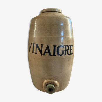 Vinaigrier sandstone pot