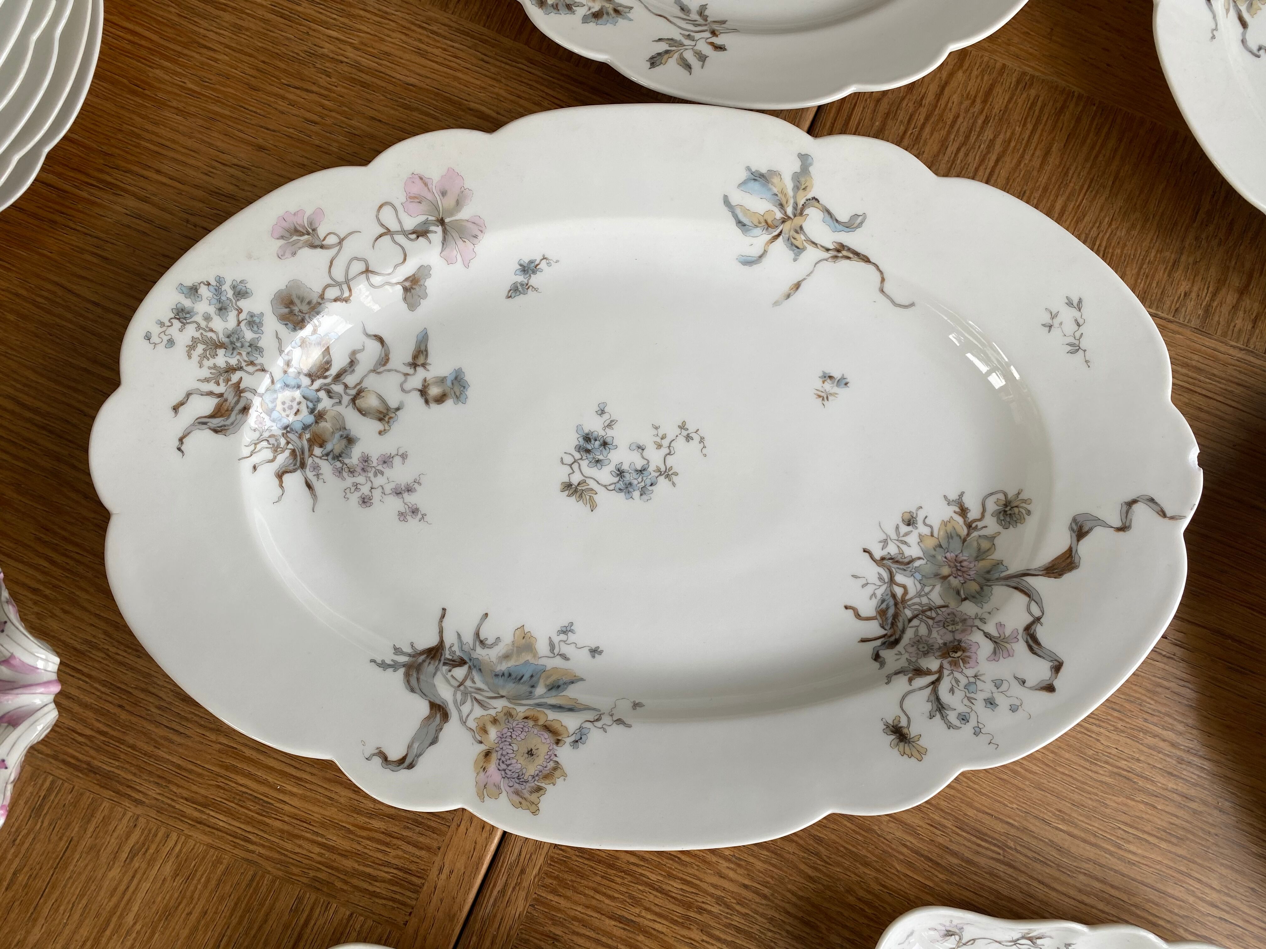 Porcelain crockery service
