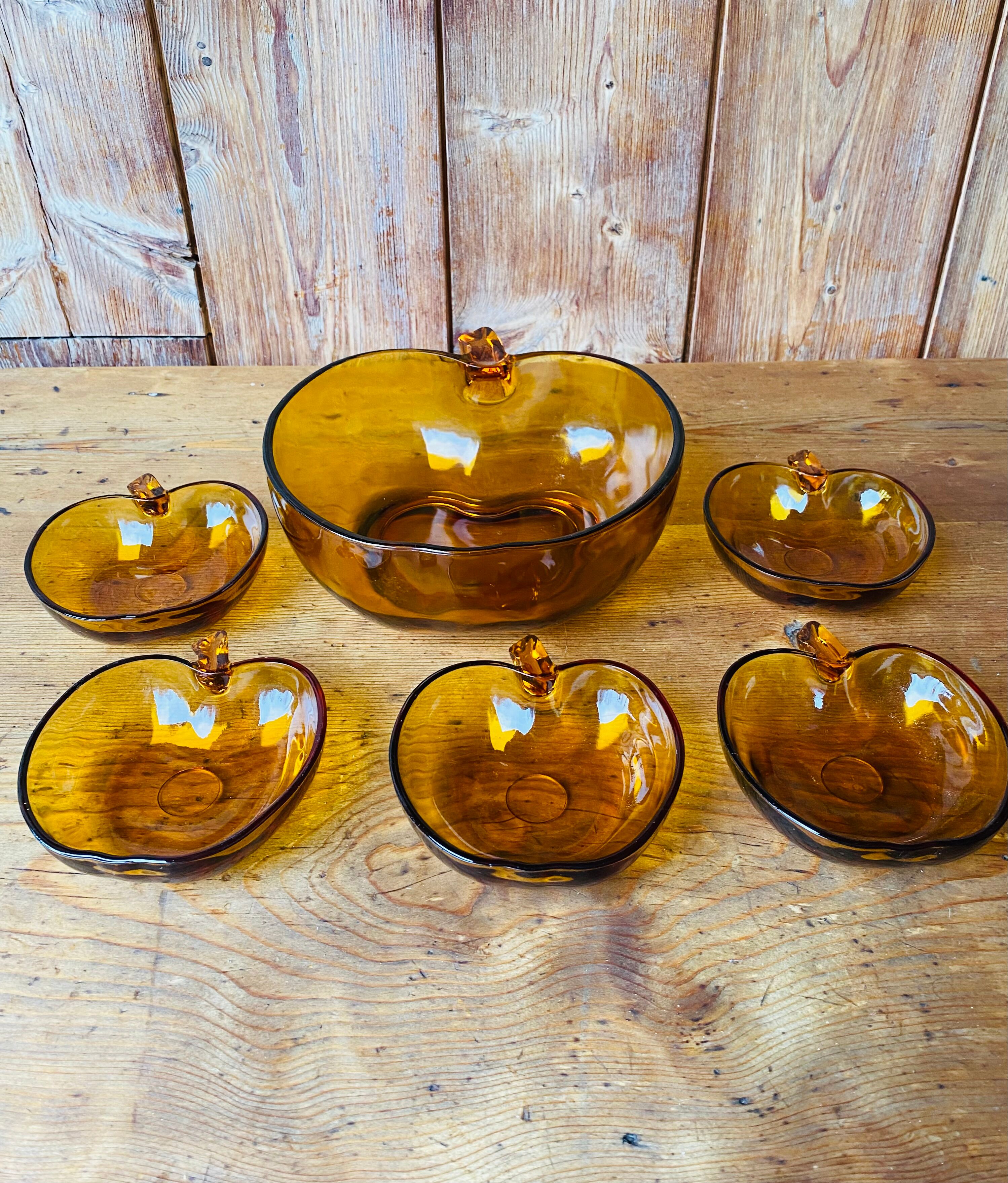 Salad bowl and apple raviers in amber glass 70 years