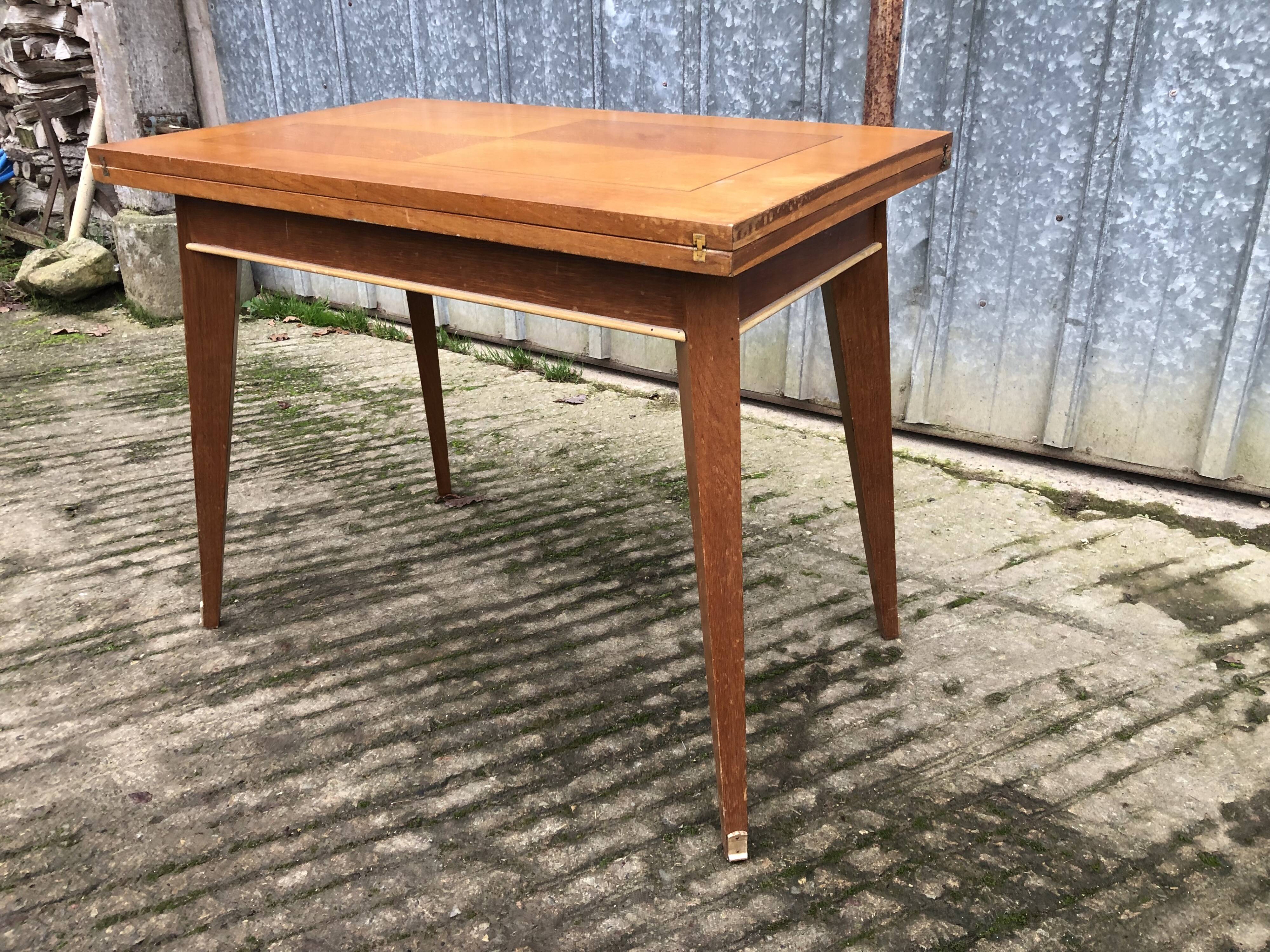 Table vintage portefeuille en chêne aux pieds compas.