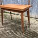 Table vintage portefeuille en chêne aux pieds compas.