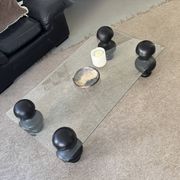 Coffee table in glass and mango wood