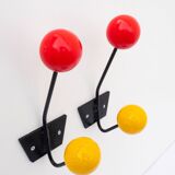 Paire de patères en métal noir et boules en bois rouge et jaune, années 1950