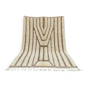 Ecru Moroccan rug with geometric patterns 280cm x 180cm