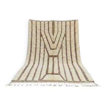 Ecru Moroccan rug with geometric patterns 280cm x 180cm