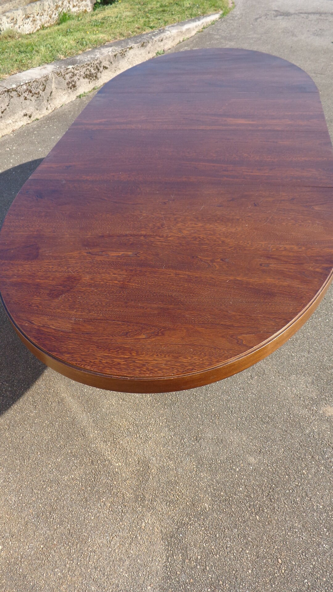 Baumann oval table