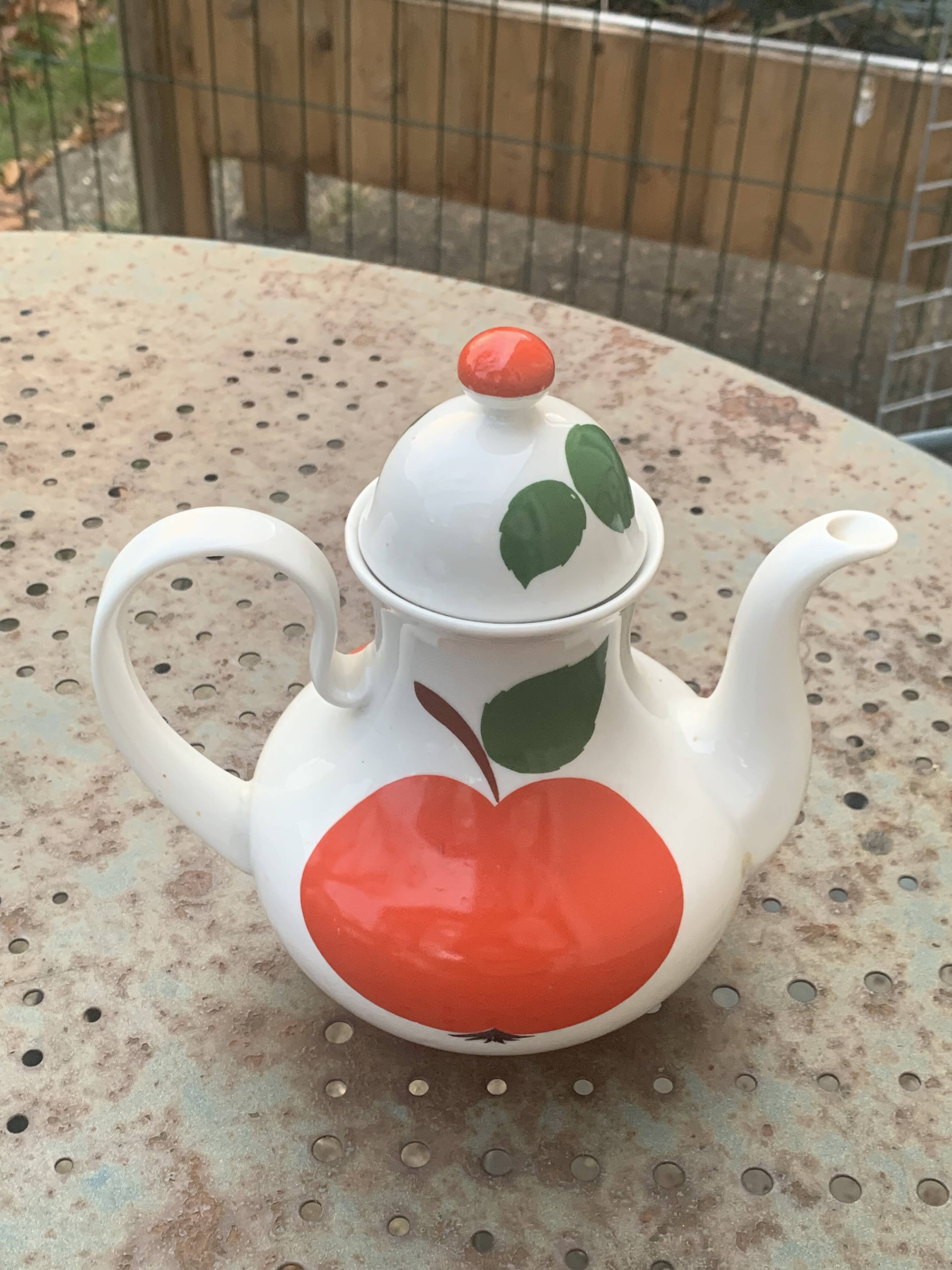 Red apple porcelain coffee service, Patricia model, Lehmann, Weiden, Bavaria