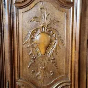 Armoire ancienne en Noyer massif sculpté – époque Louis XIII