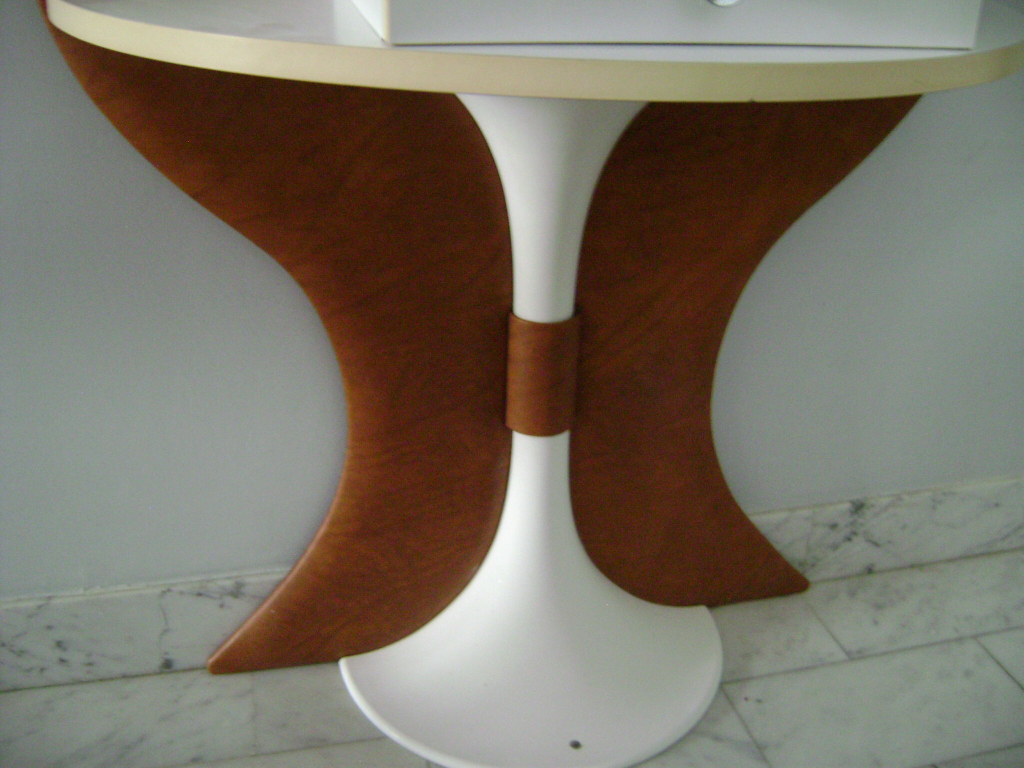 White lasked wood console and 1980s skai background
