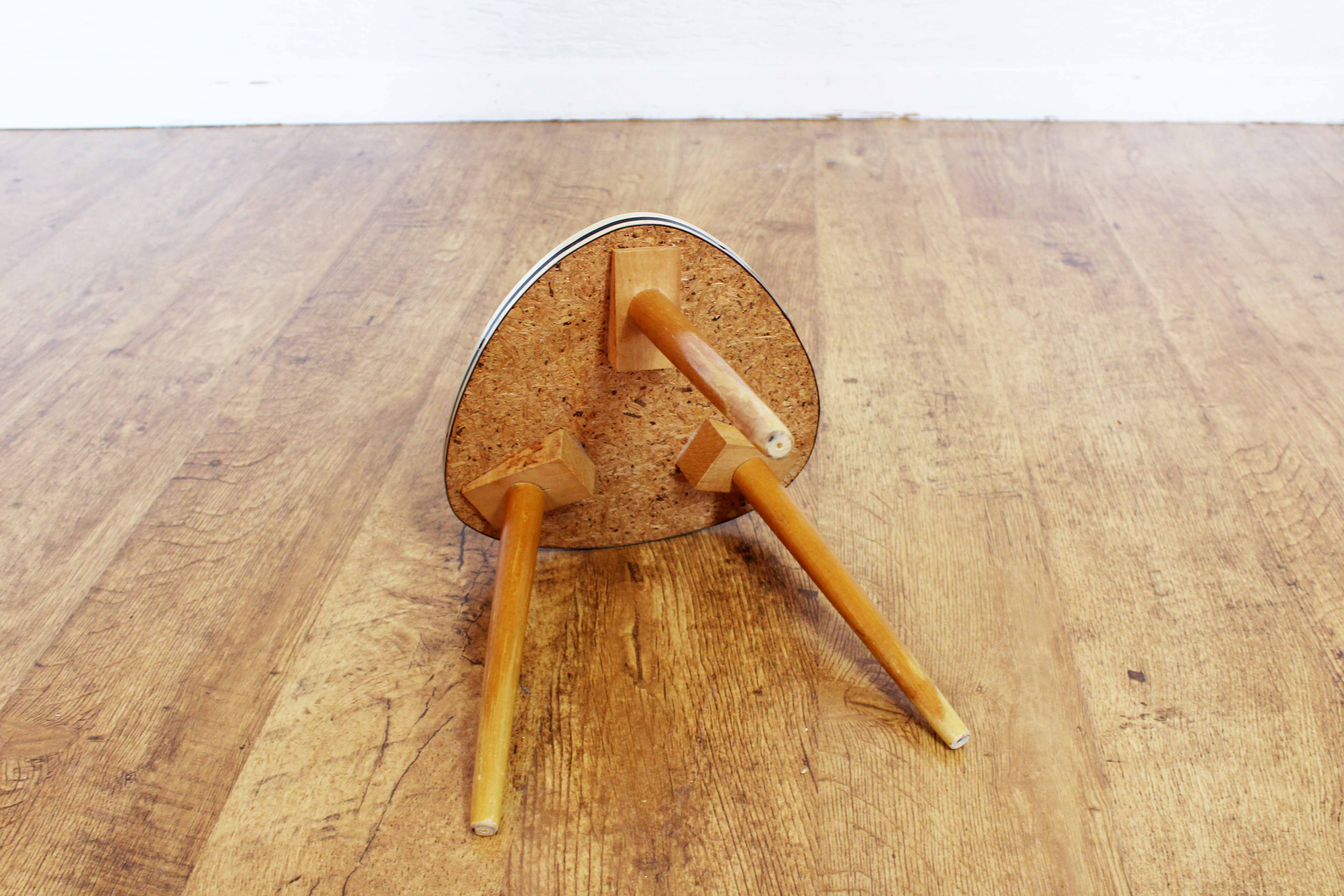 Tripod pedestal tableformica