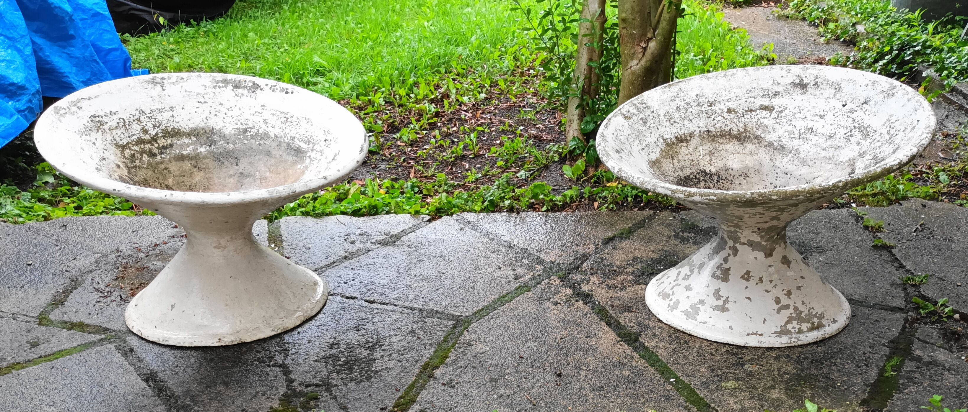 Pair of diabolo planters