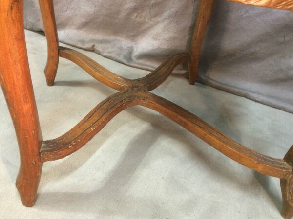Fauteuil canné en noyer a entretoise et dossier plat
