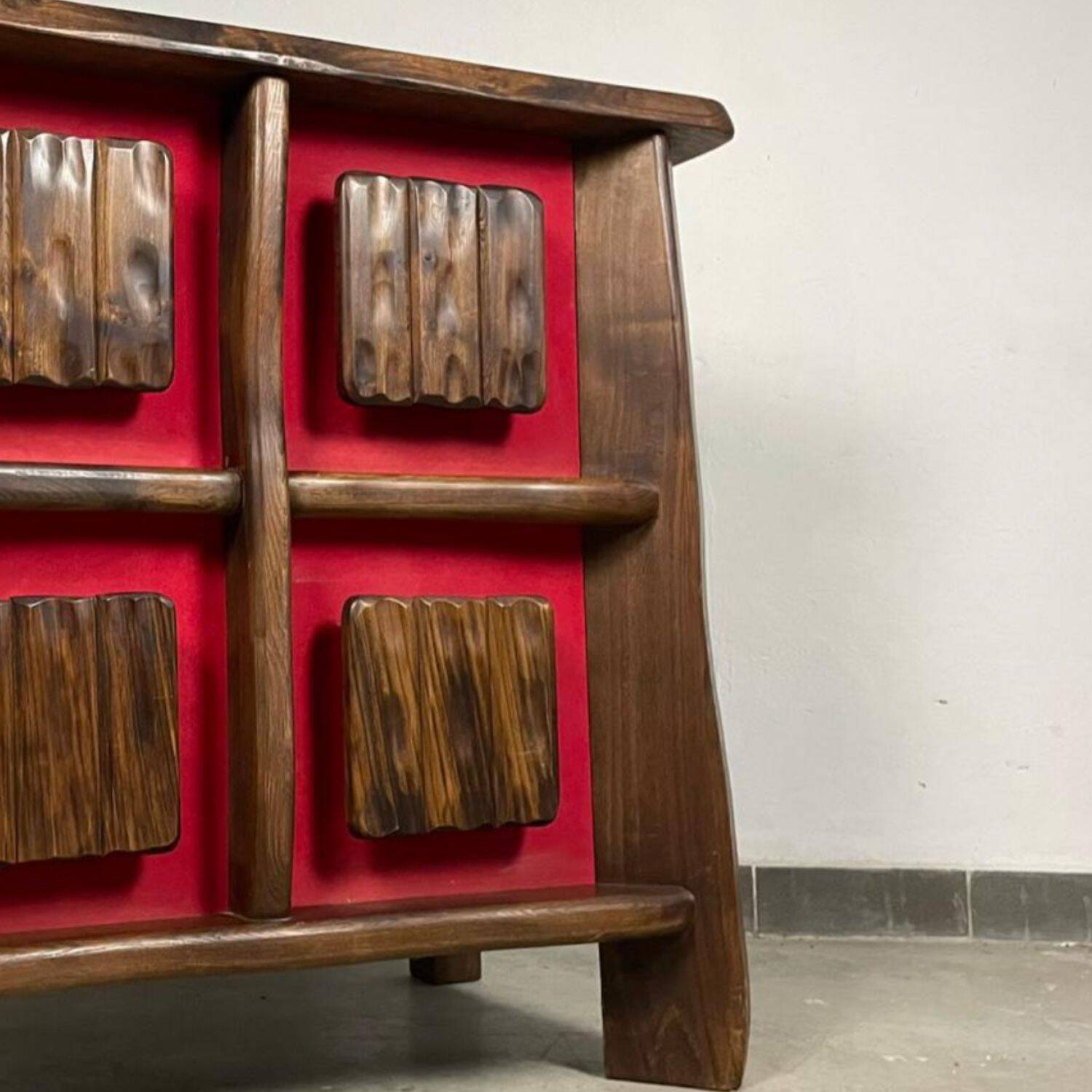 Cabinet de bar rétroéclairé brutaliste des années 70, en bois massif, style scandinave.