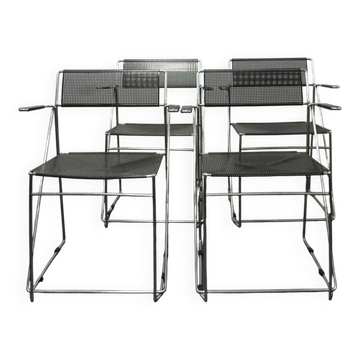 4 chaises X line avec accoudoirs conçues par Niels Jørgen Haugesen