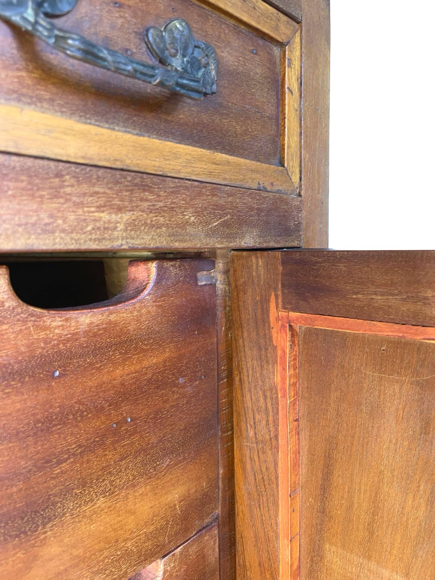 Commode de style Art Déco en bois de cerisier et noyer.