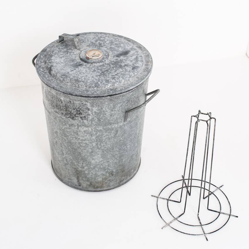 Vintage zinc canning bucket. Can be used as a wastepaper basket. 1940s