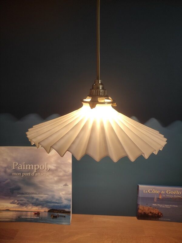 Tulip suspension in serrated opaline lace Dp 0123118