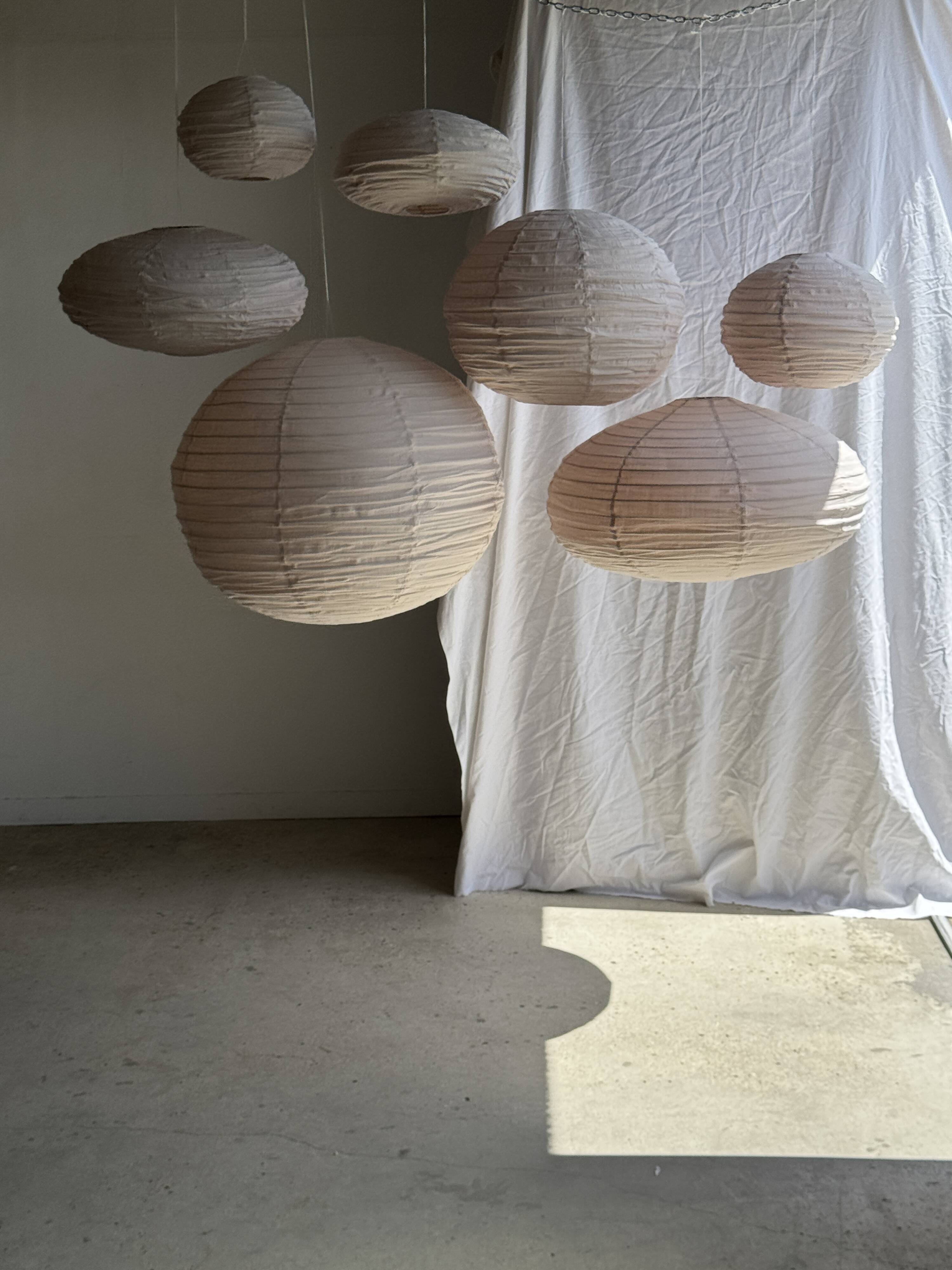Small round pink rattan and natural linen Japanese-style pendant light D30