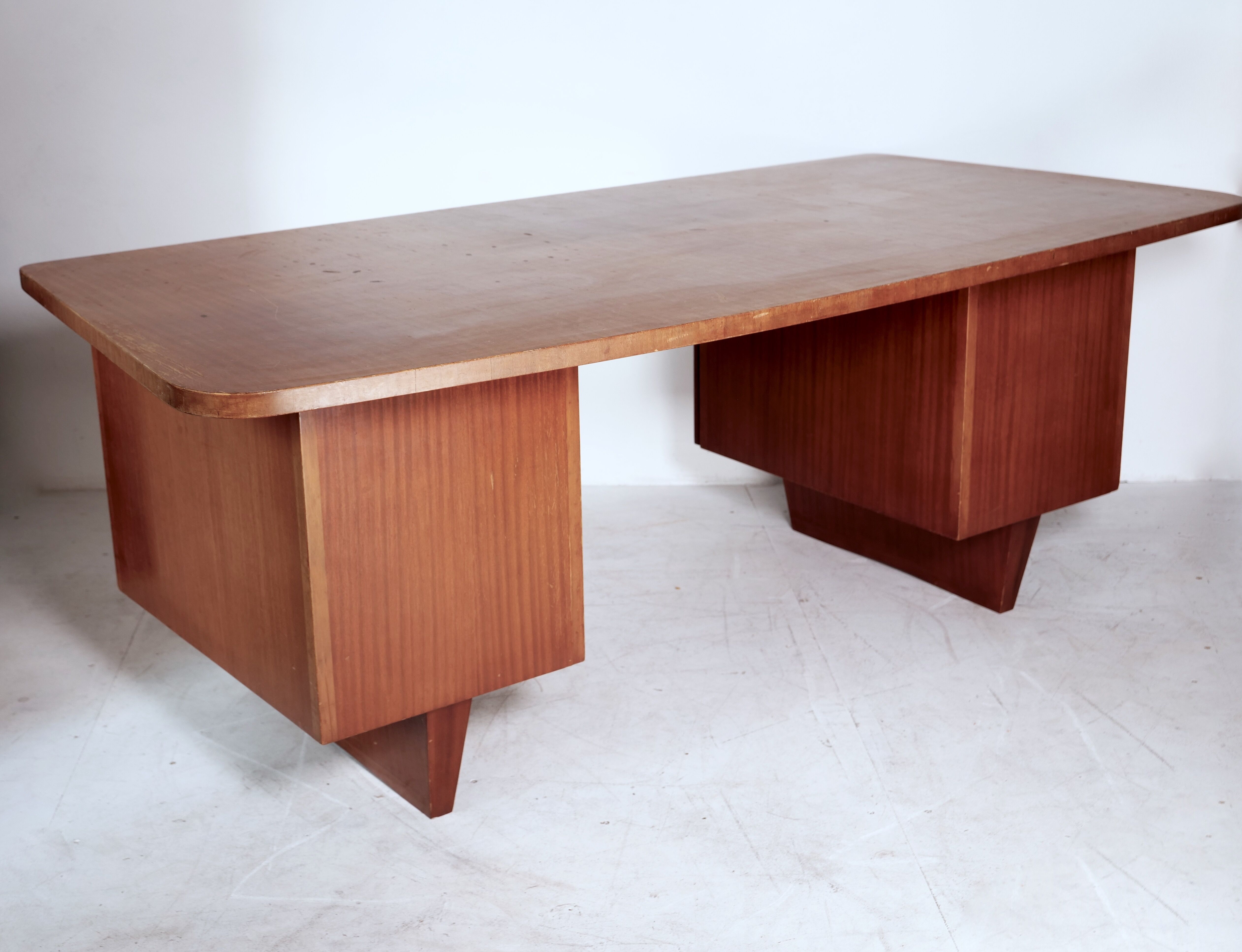 Executive desk model Boomerang standard from De Coene