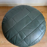 Pouf en cuir patchwork vert de Sède