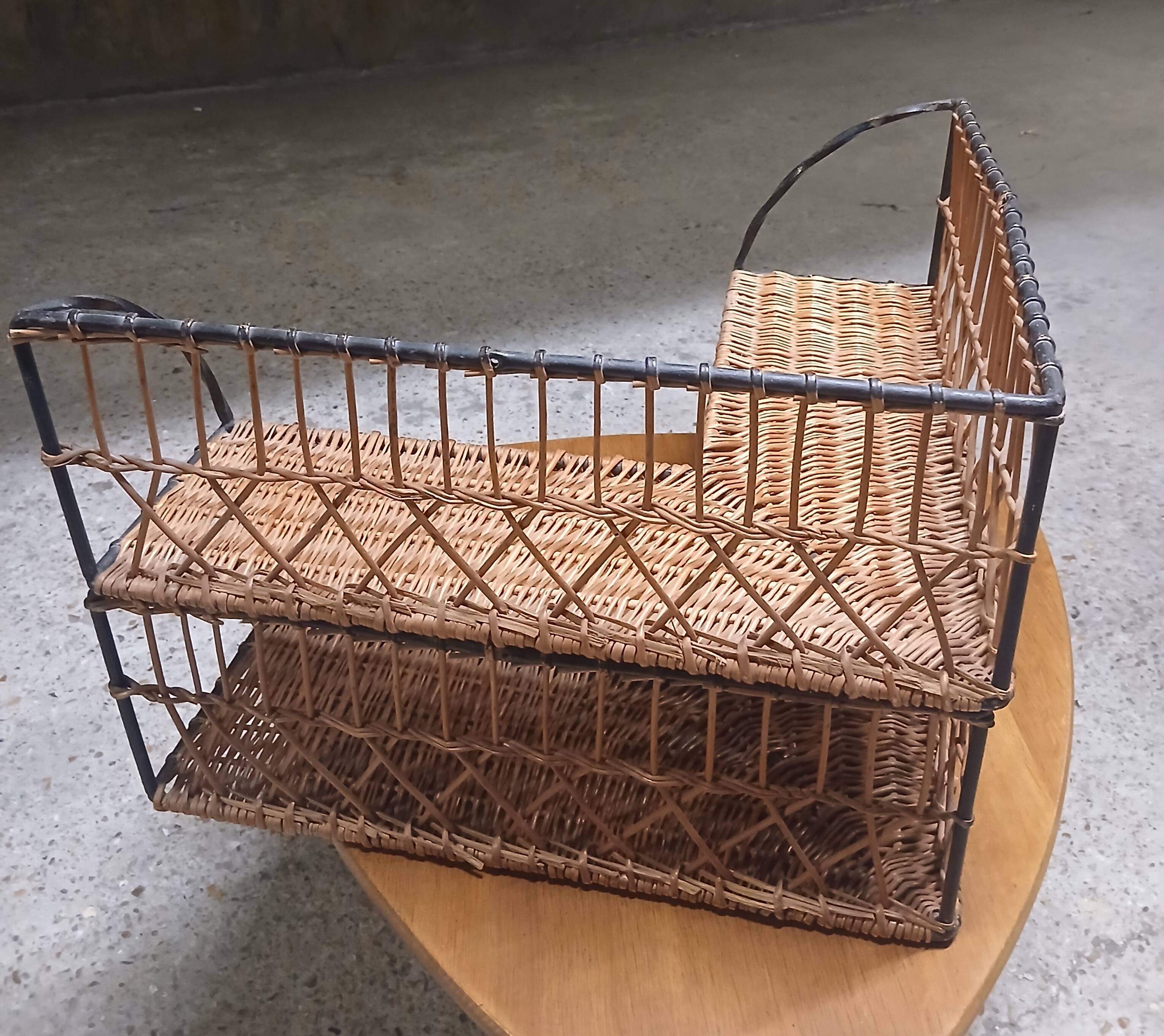 Paire d'étagères d'angle en osier à structure métallique