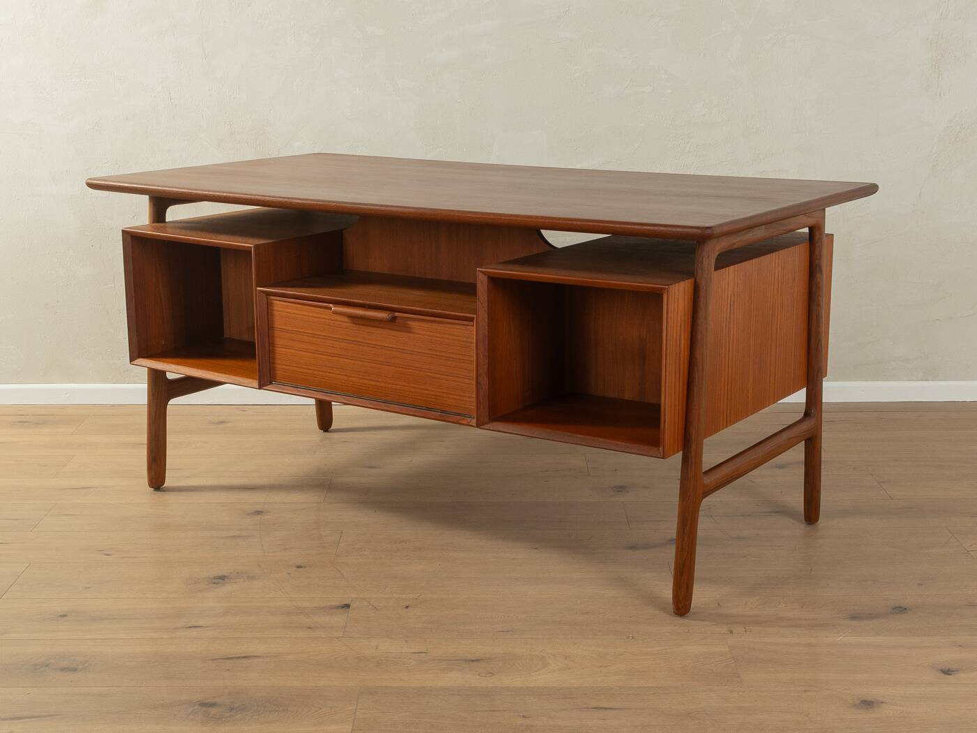Desk Model 75 by Omann Jun