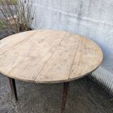 Round folding table