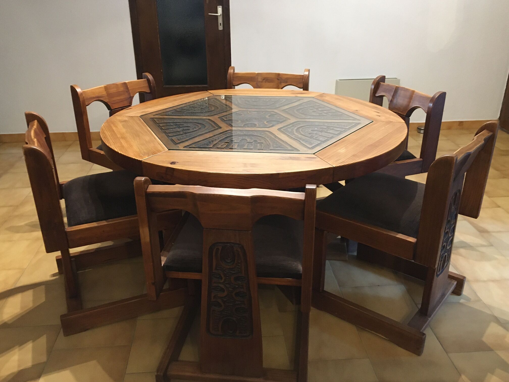Round dining tables + chairs