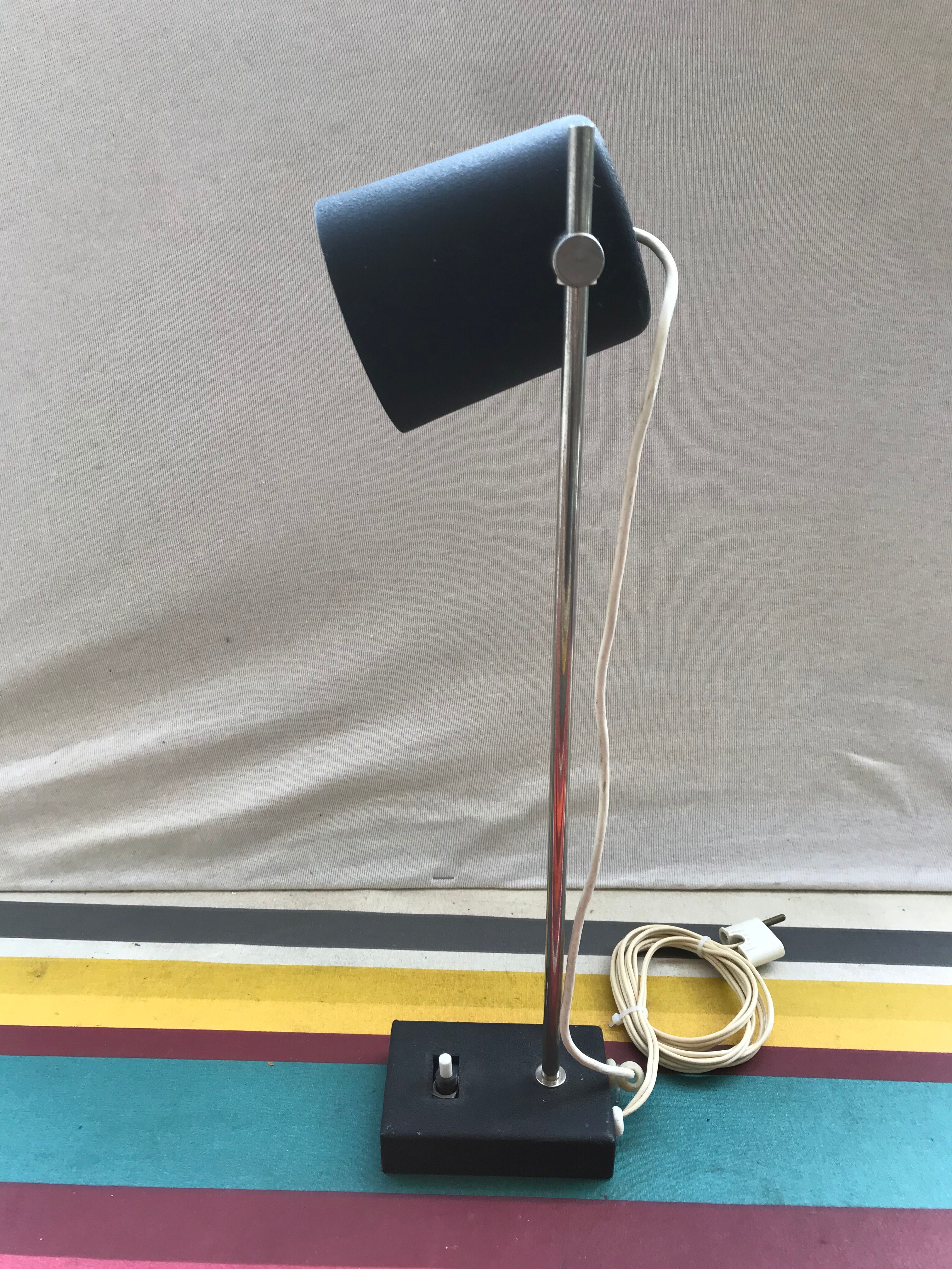 Black metal table lamp