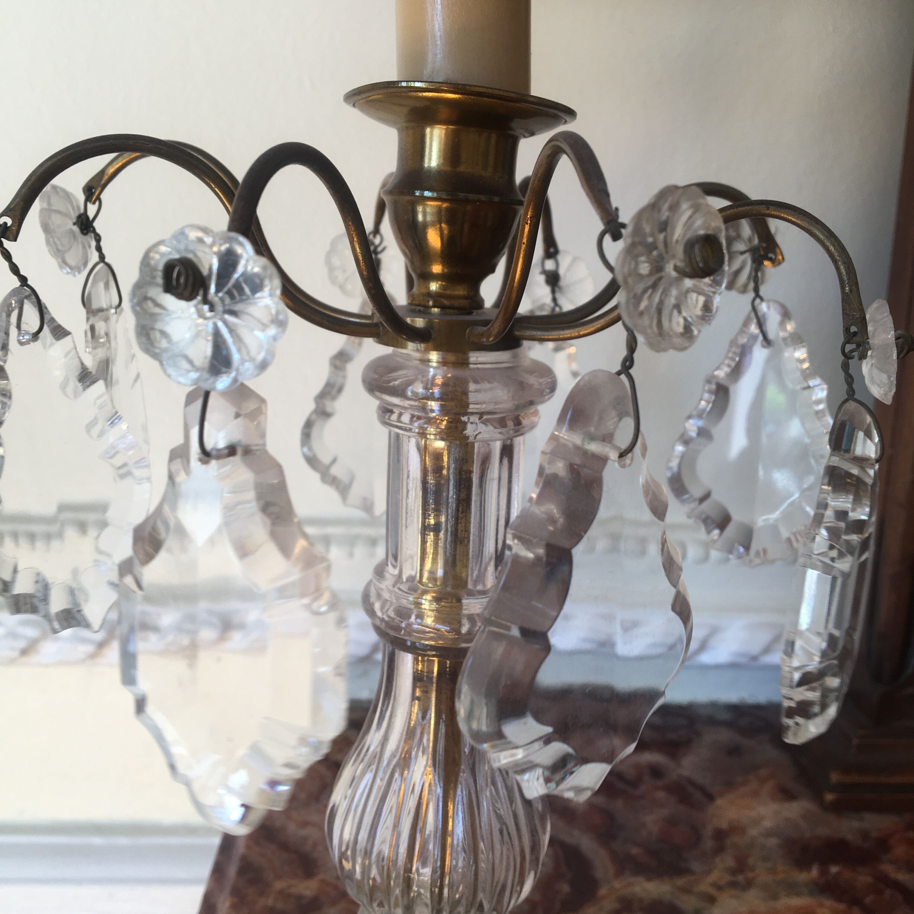 Table lamp with crystal tassels