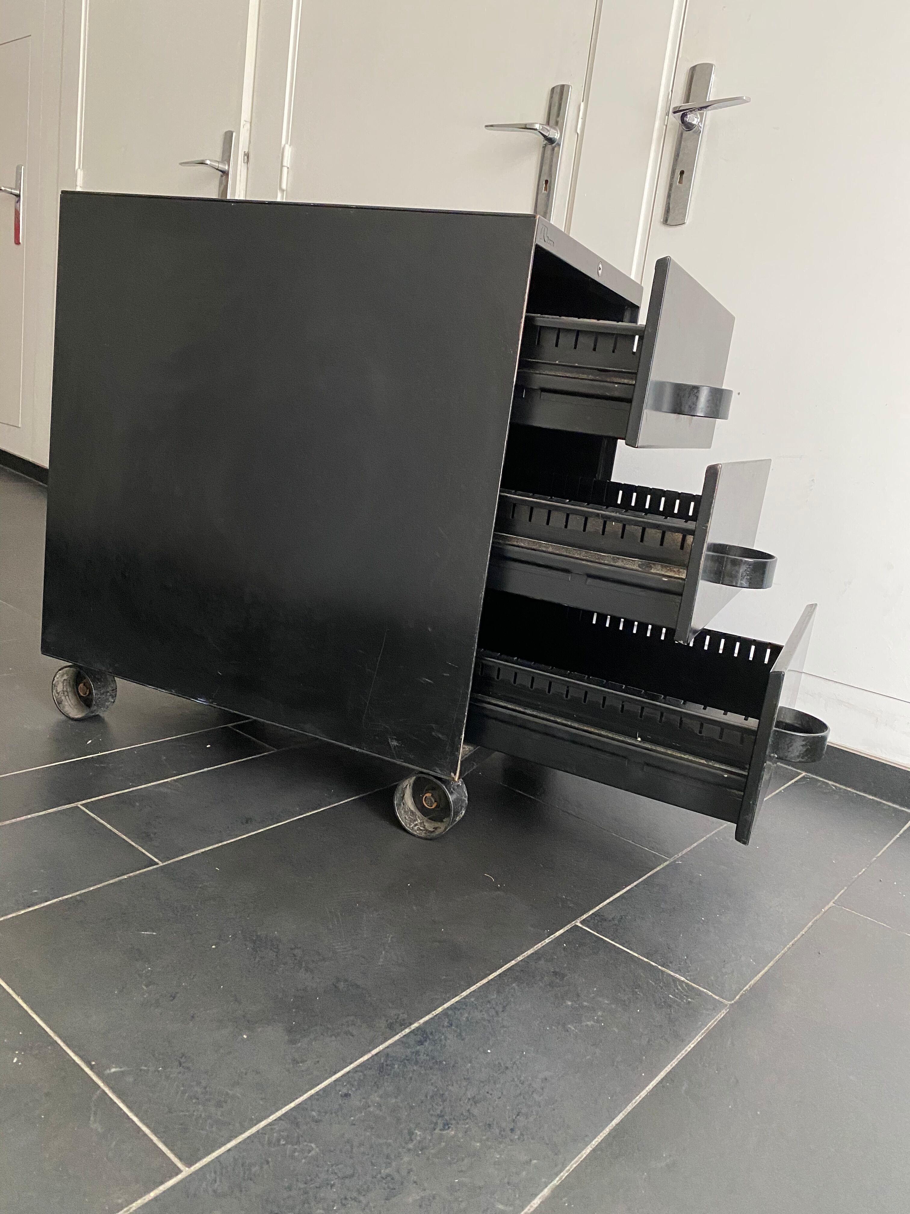 Lacquered metal furniture with 3 drawers model graphis by Osvaldo Borsani and Eugenio Gerli edition Tecno