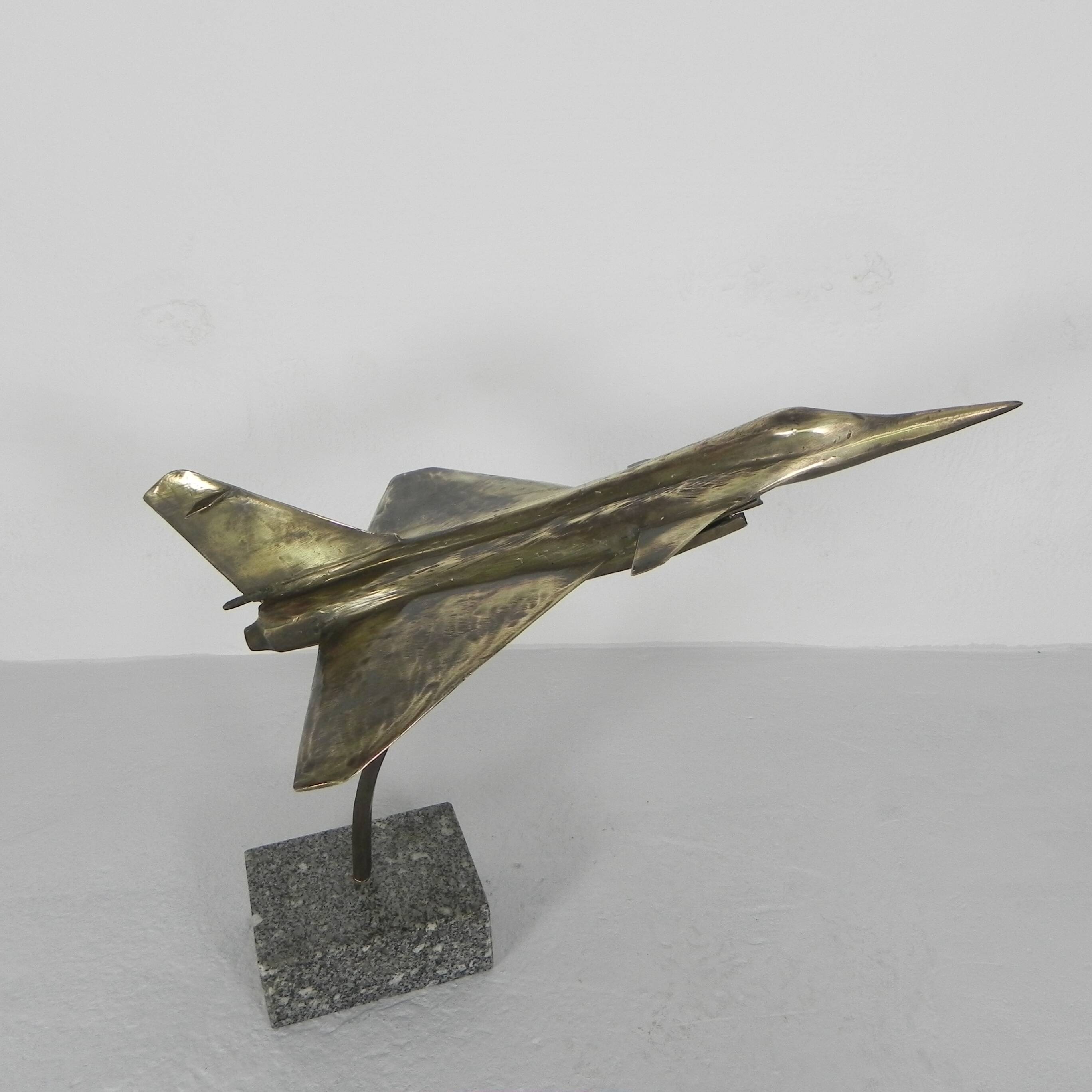 Sculpture en laiton d'un avion de chasse par François Melin