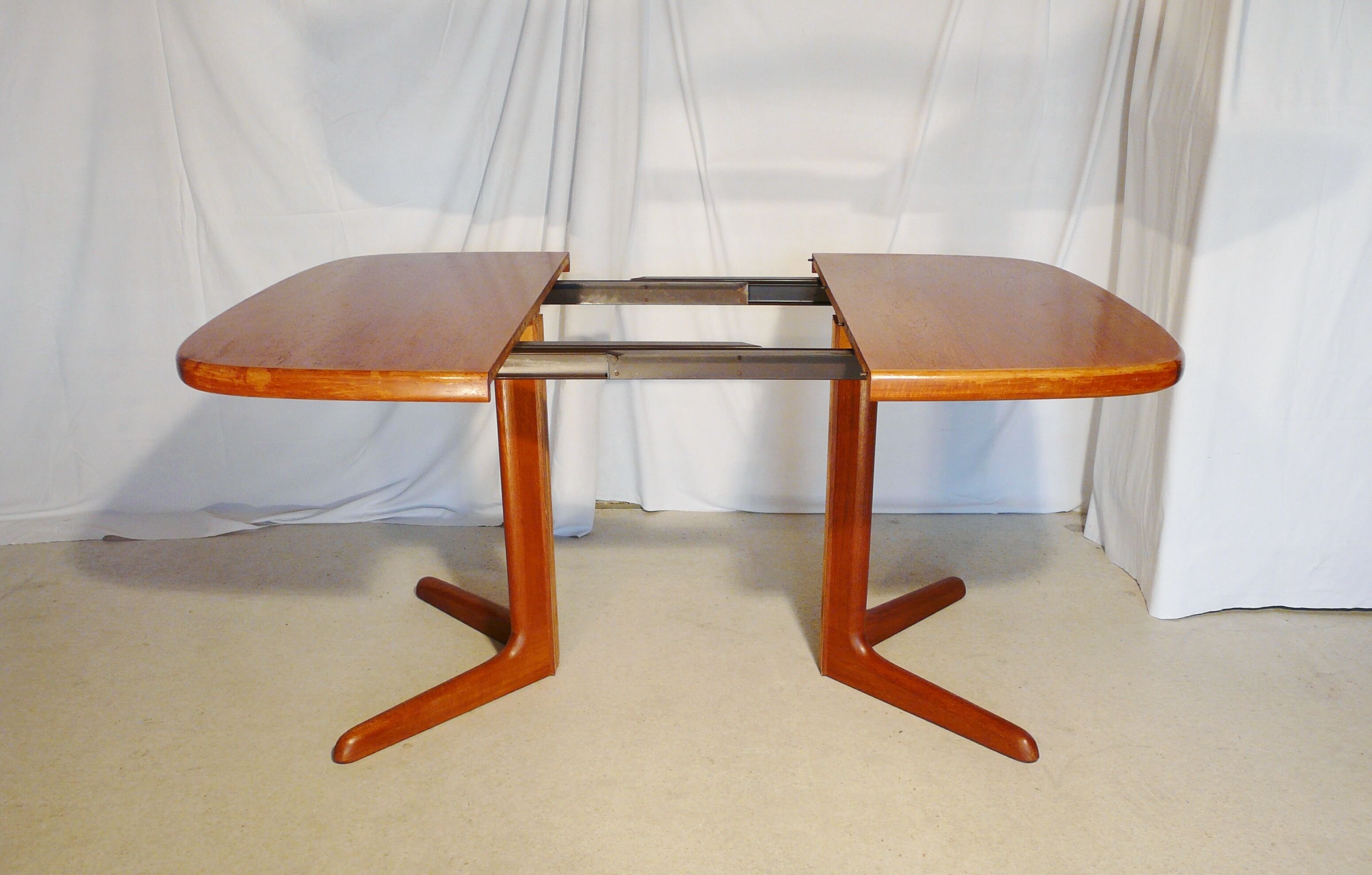 Scandinavian expandable central square table in teak