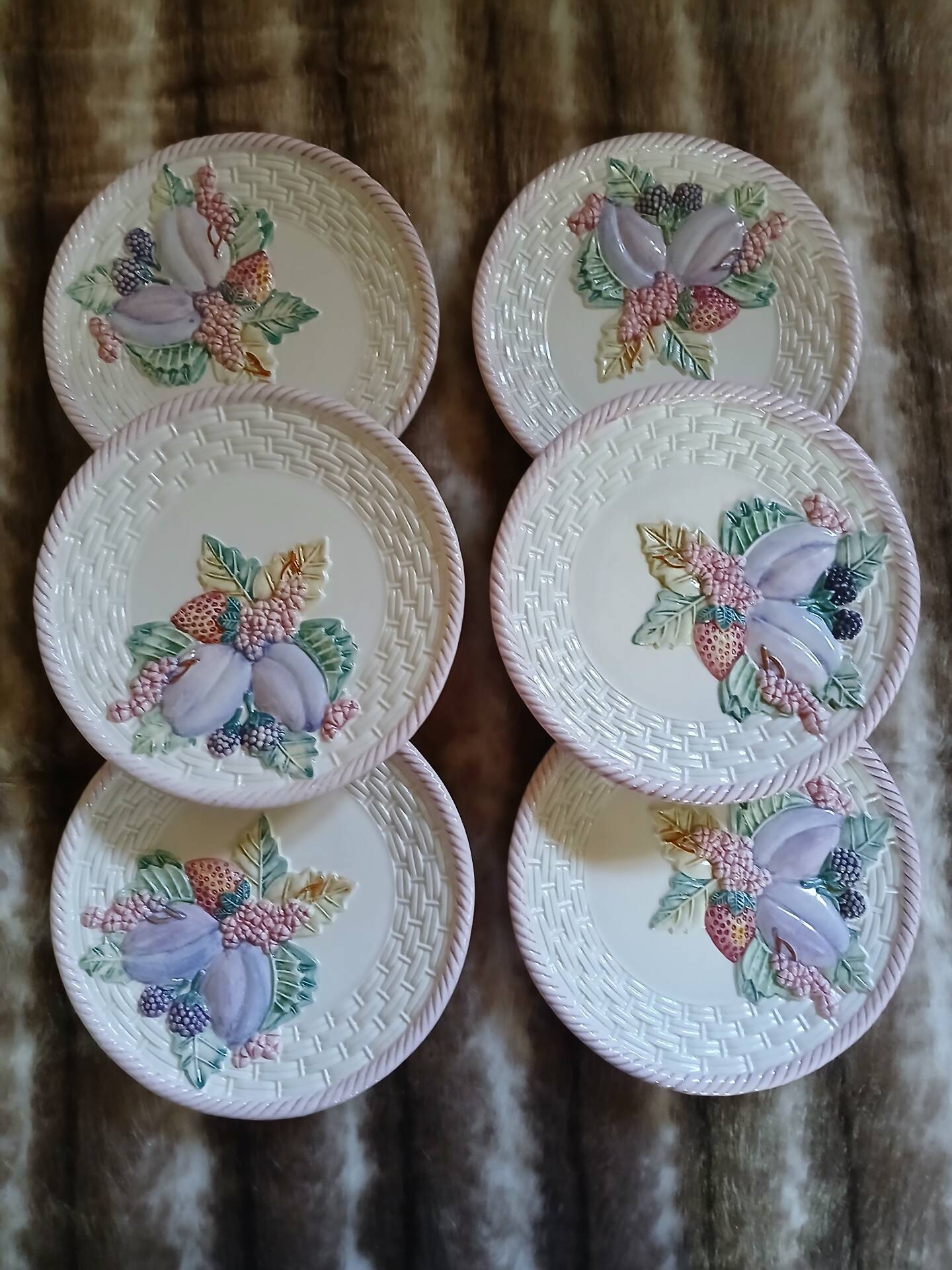 6 antique flat plates in majolica + dish