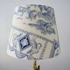 Abat-jour en toile de Jouy bleue